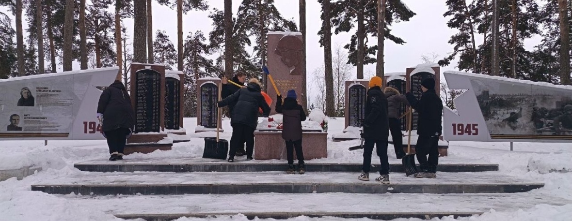 Снег не помеха: добровольцы Мошенского округа заботятся о мемориалах